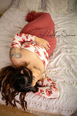 pregnant-woman-posing-in-luxury-maternity-studio-kc.jpg